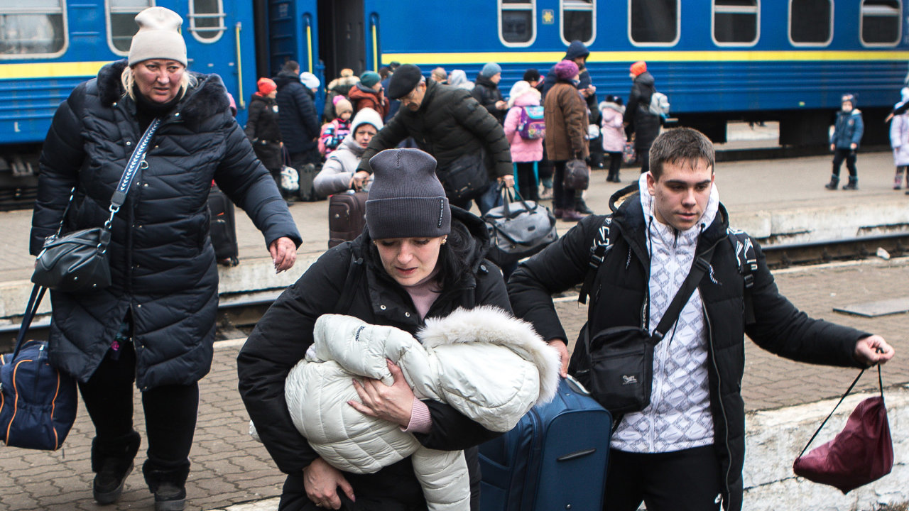 Ruský útok vyhání z domovů řadu rodin na Ukrajině. Většinou jde o ženy, děti a starší Ukrajince. V zemi platí všeobecná mobilizace, takže muži ve věku 18 až 60 let nesmí překročit hranice.