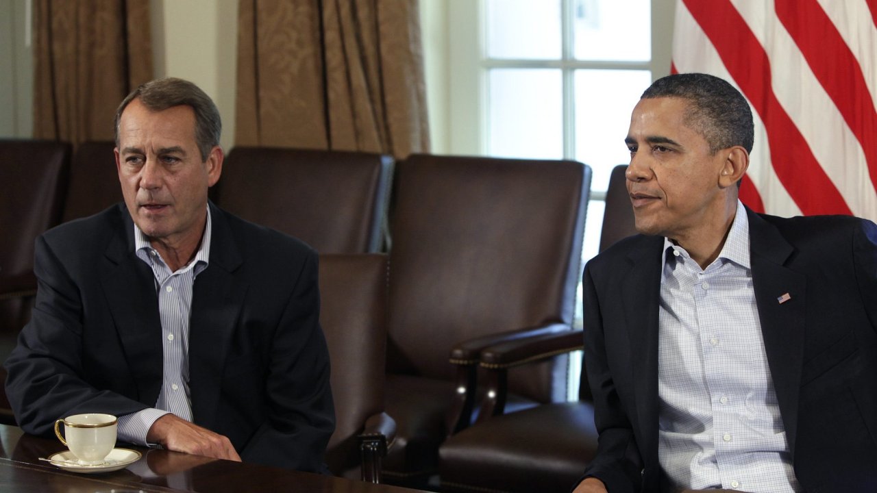Americk prezident Barack Obama jedn s republiknem a fem Snmovny reprezentant Johnem Boehnerem.