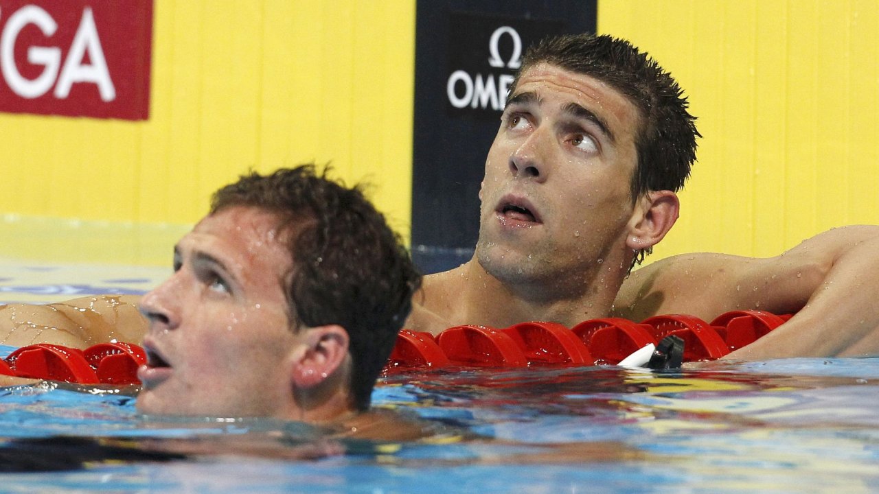 Plavci USA Ryan Lochte (vlevo) a Michael Phelps.