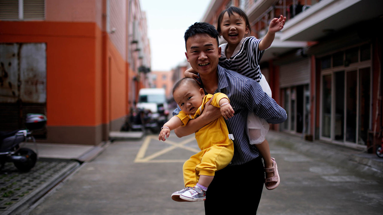 V Číně se ale rodí stále méně dětí. Loni jich bylo 10,6 milionu, o rok dříve 12 milionů.