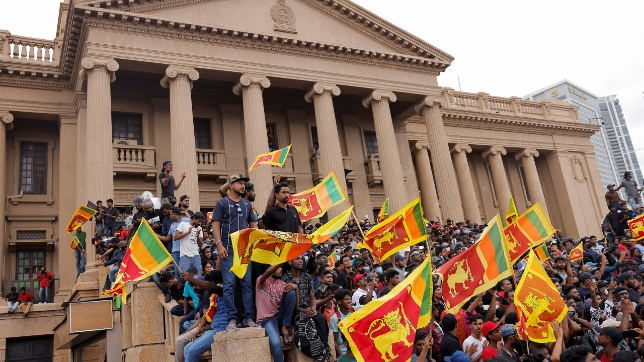 Demonstranti obsadili sídlo prezidenta Srí Lanky Radžapaksy. Viní ho z ekonomického kolapsu zemì. Radžapaksové mìli dosud velký vliv, jejich ètyøi rodinní pøíslušníci donedávna byli èleny vlády.