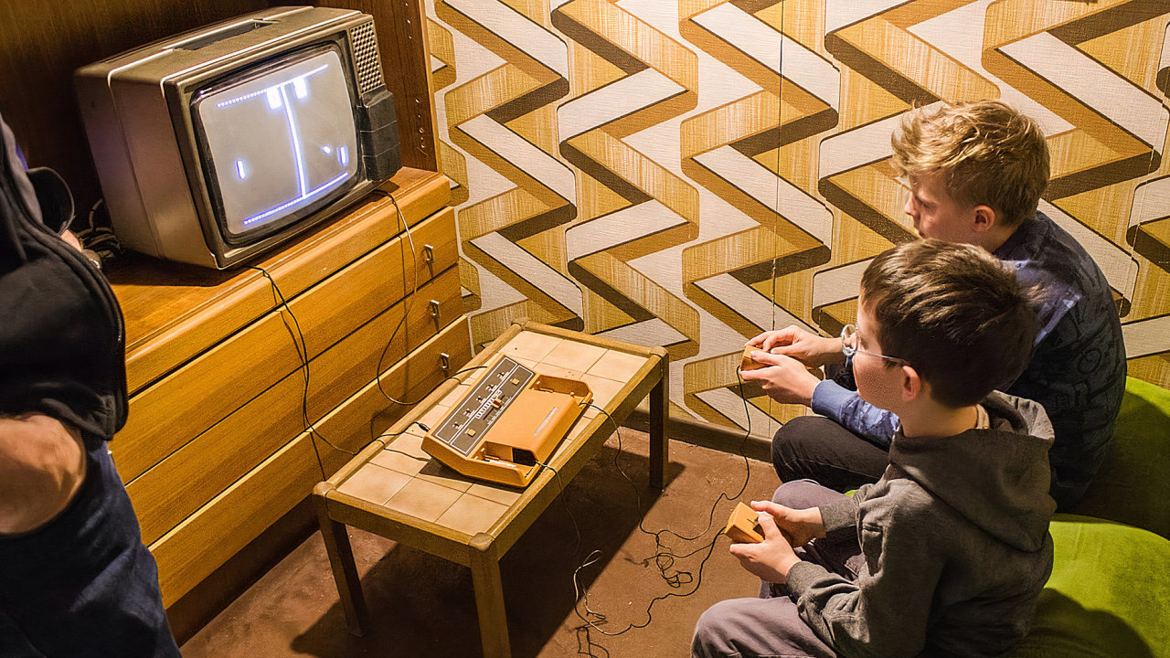 Pong od Atari pøinesl videohry z barù a heren do obývacích pokojù Amerièanù a odstartoval historii herního prùmyslu.