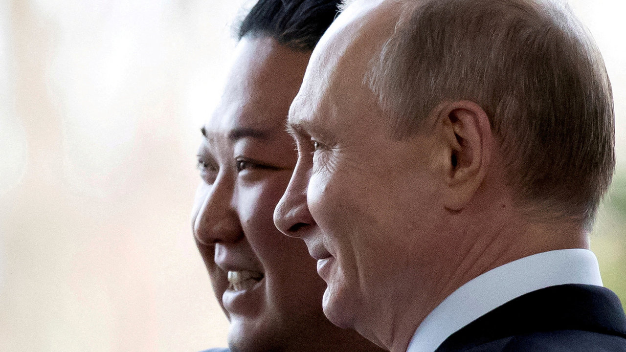 Severokorejský vùdce Kim Èong-un a jeho ruský protìjšek Vladimir Putin.