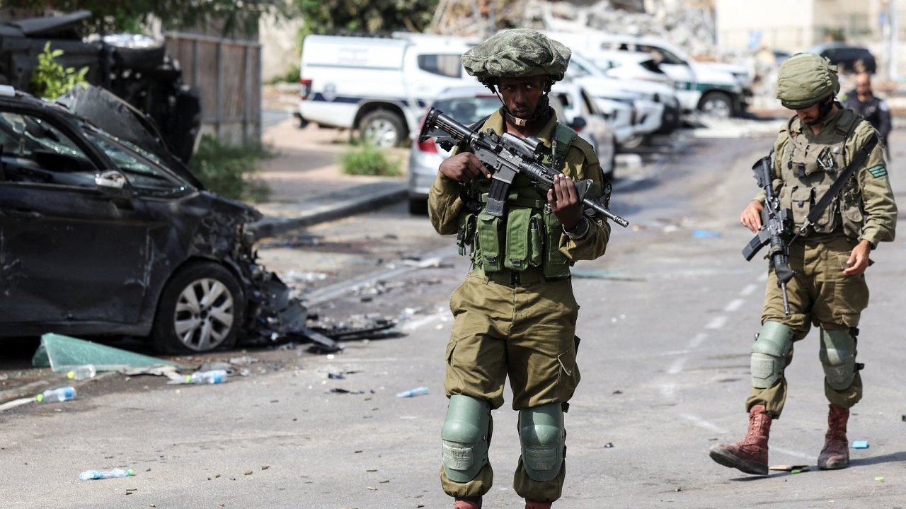 Izraelt vojci ve mst Sderot, na kter zatoili islamist z teroristick organizace Hams.