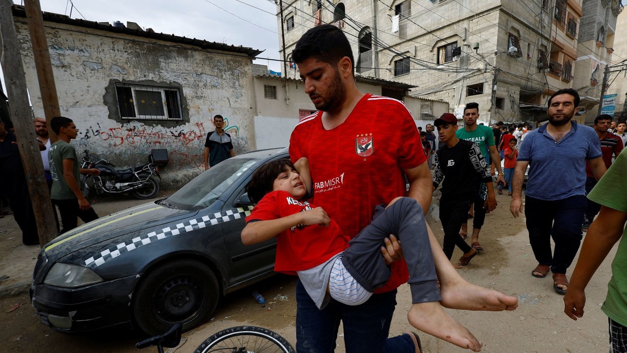 Zrann po izraelskm nletu na msto Chn Juns na jihu psma Gazy.