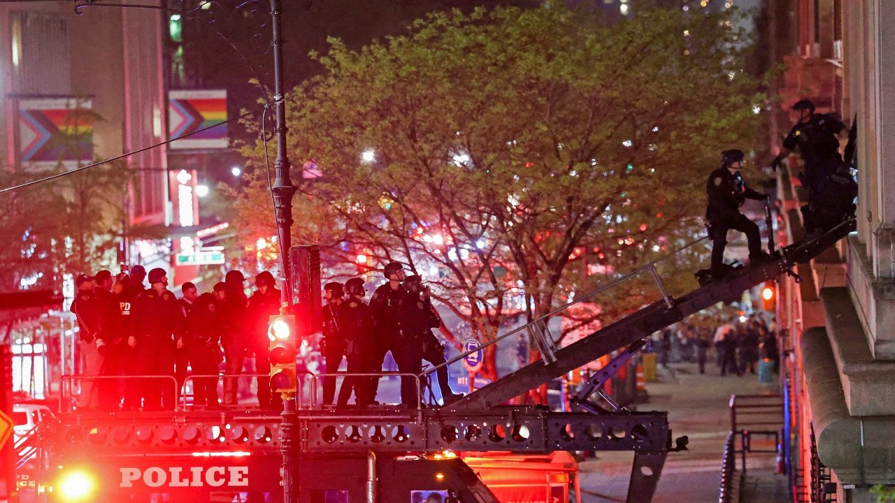 Newyorsk policie pronik do budovy Kolumbijsk univerzity, kde se zabarikdovali demonstranti.
