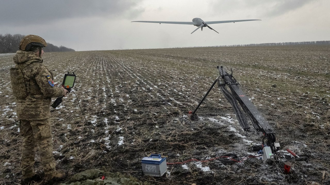 Ukrajinsk vojk vypout przkumn dron na front u donbaskho msta Pokrovsk.