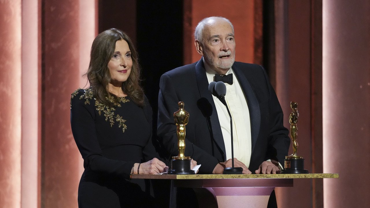 Barbara Broccoli (vlevo) a Michael G. Wilson pebraj Pamtn cenu Irvinga G. Thalberga bhem 15. ronku pedvn Governors Awards.