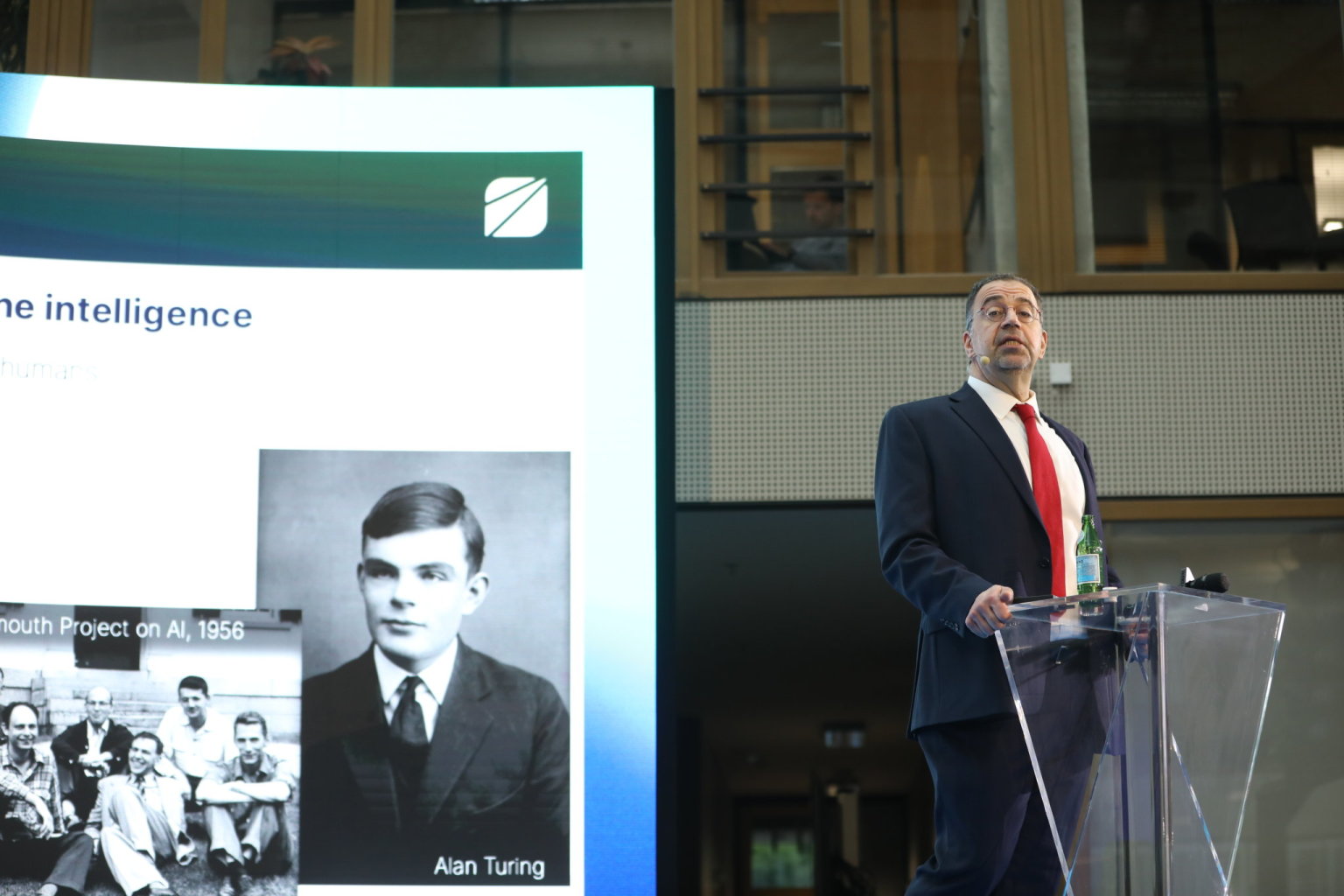 Nobelista Acemoglu se v přednášce věnoval očekáváním spojeným s umělou inteligencí, dnešní realitě i výhledům (Foto: Matej Slávik) Nobelista Acemoglu se v přednášce věnoval očekáváním spojeným s umělou inteligencí, dnešní realitě i výhledům
