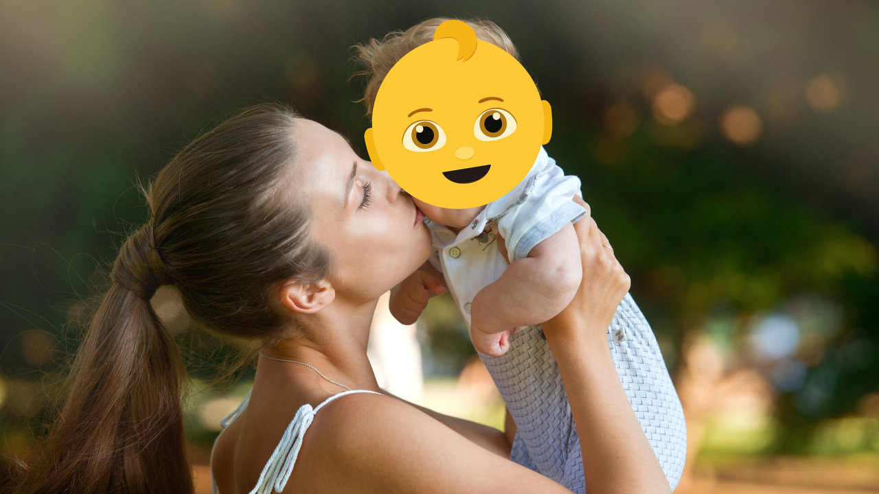 Dnes ji existuj technologie, kter dok na fotografii emotikon odstranit tak, e se zakrvan tv opt objev.
