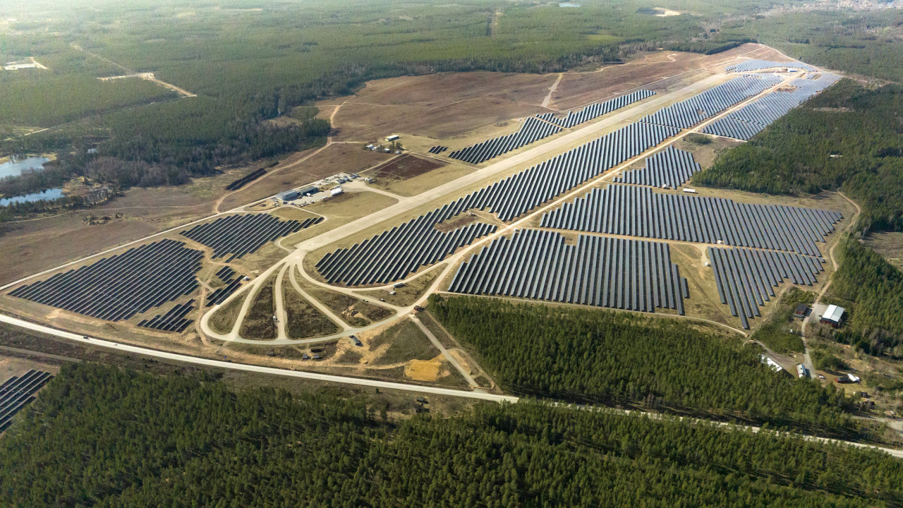 Nejvt vdsk fotovoltaick farma se rozprostr na 130 hektarech, co odpovd rozloze piblin 185 fotbalovch hi. Solrn panely obklopuj ranvej tamnho letit.