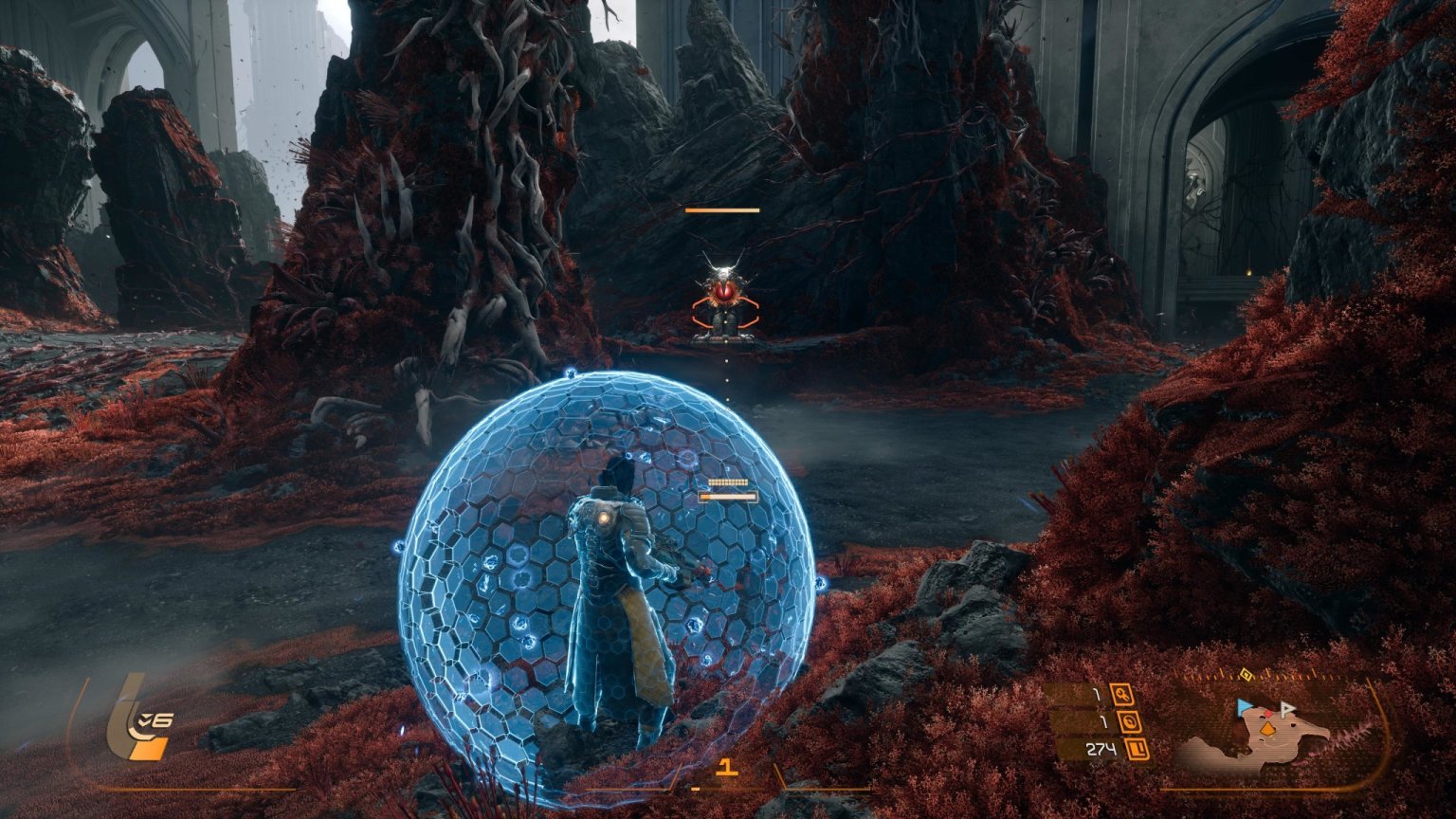 Gameplay de Saros com o protagonista protegido por um escudo azul em ambiente alienígena