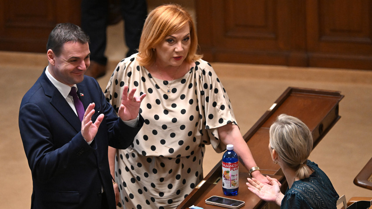 P�edseda Motorist� sob� Petr Macinka a ministryn� financ� Alena Schillerov�