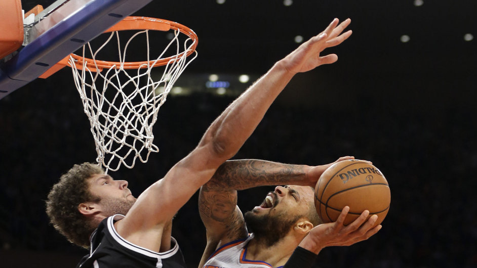 Souboj pivot Brooka Lopeze a Tysona Chandlera