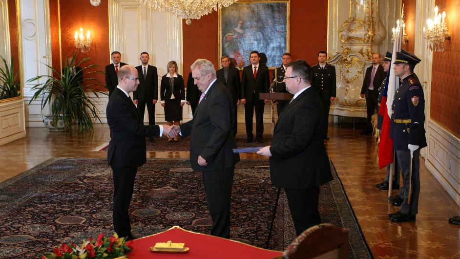 Prezident Milo Zeman jmenoval Bohuslava Sobotku premirem