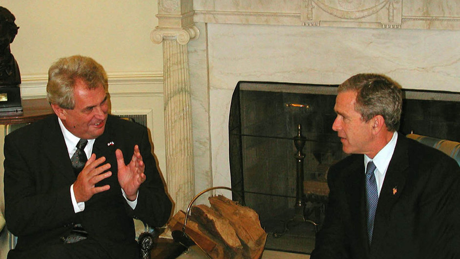 S Bushem v Bílém domì. Miloš Zeman na návštìvì USA v listopadu 2001.