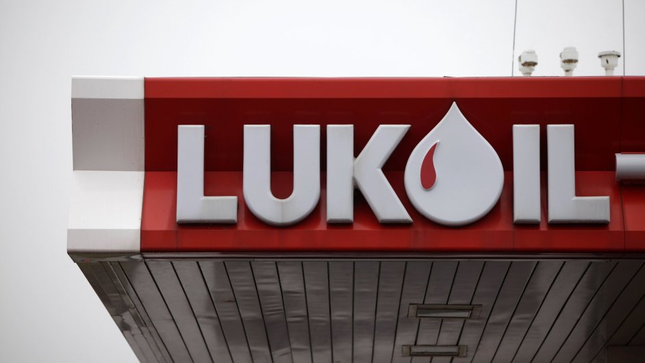 Zisk a tržby pøední soukromé ruské ropné spoleènosti Lukoil ve tøetím ètvrtletí výraznì klesly - ilustraèní foto.