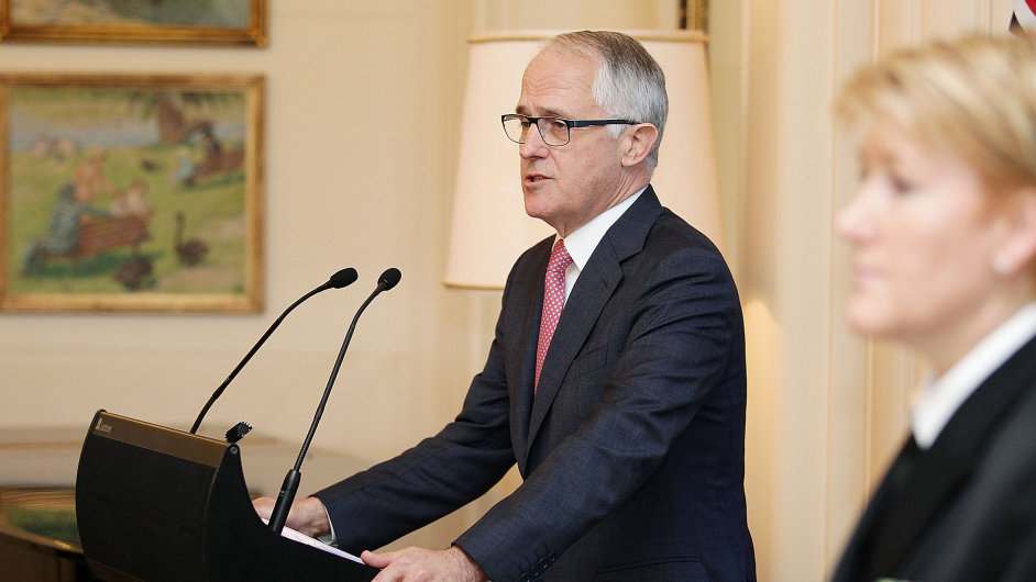 Nov australsk premir Malcolm Turnbull se ujal vldy. Do ela obrany postavil poprv enu.