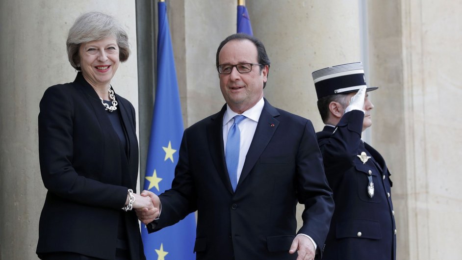 Francouzsk prezident Hollande na setkn s britskou premirkou Theresou Mayovou ekl, e chce, aby Britnie zaala co nejdve jednat o brexitu.