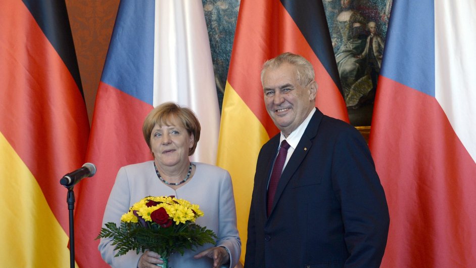 Prezident Milo Zeman pijal v Praze kanclku Angelu Merkelovou. Daroval j knihu Jaroslava Haka Osudy dobrho vojka vejka.