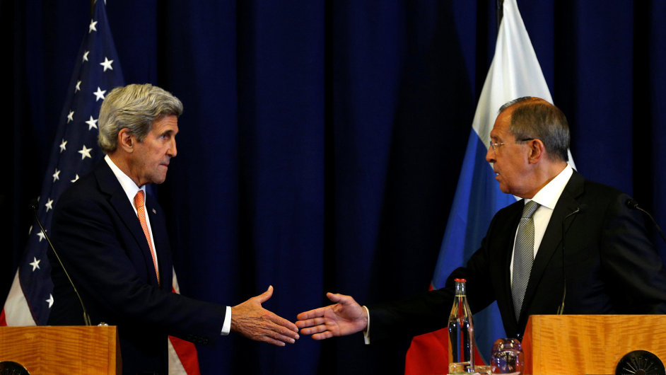 Ministøi zahranièí John Kerry a Sergej Lavrov