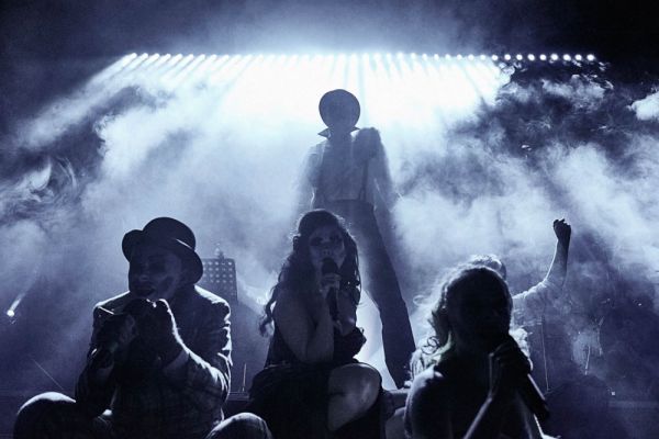 Divadlo v Dlouh&eacute; �e&scaron;&iacute; imigranty za pomoci uprchl&iacute;ka Bertolta Brechta