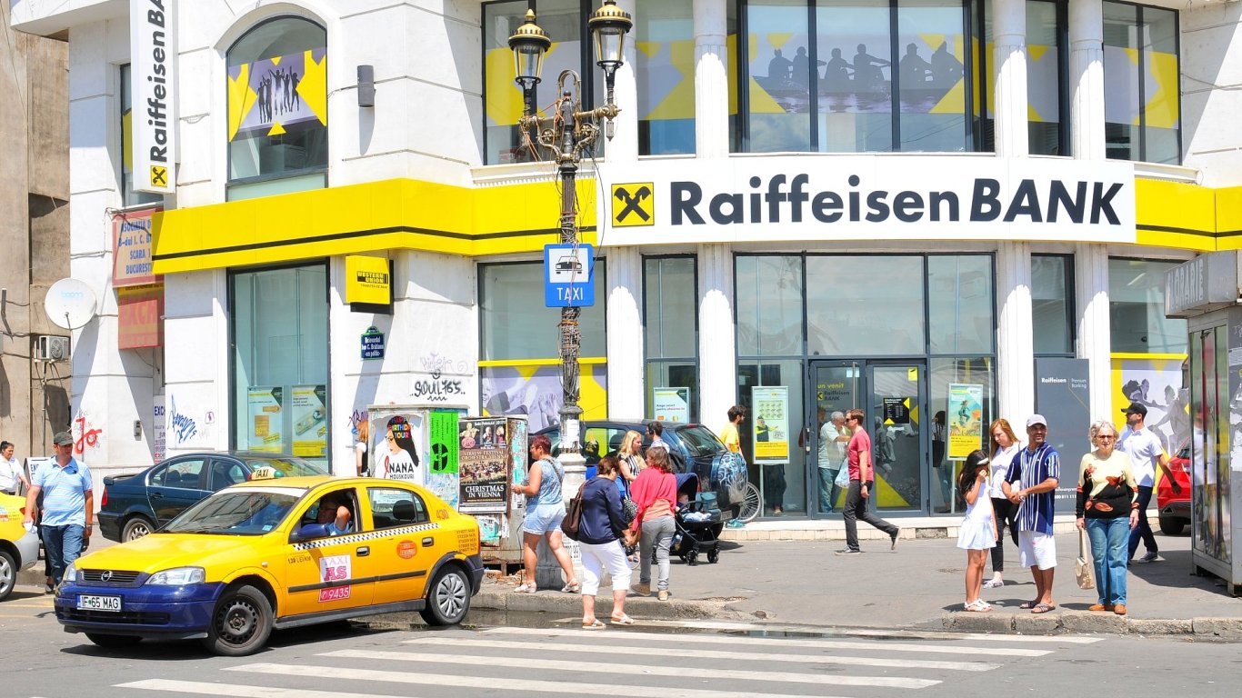 Objem poskytnutch vr klientm Raiffeisenbank se meziron zvil o 11,8 procenta.