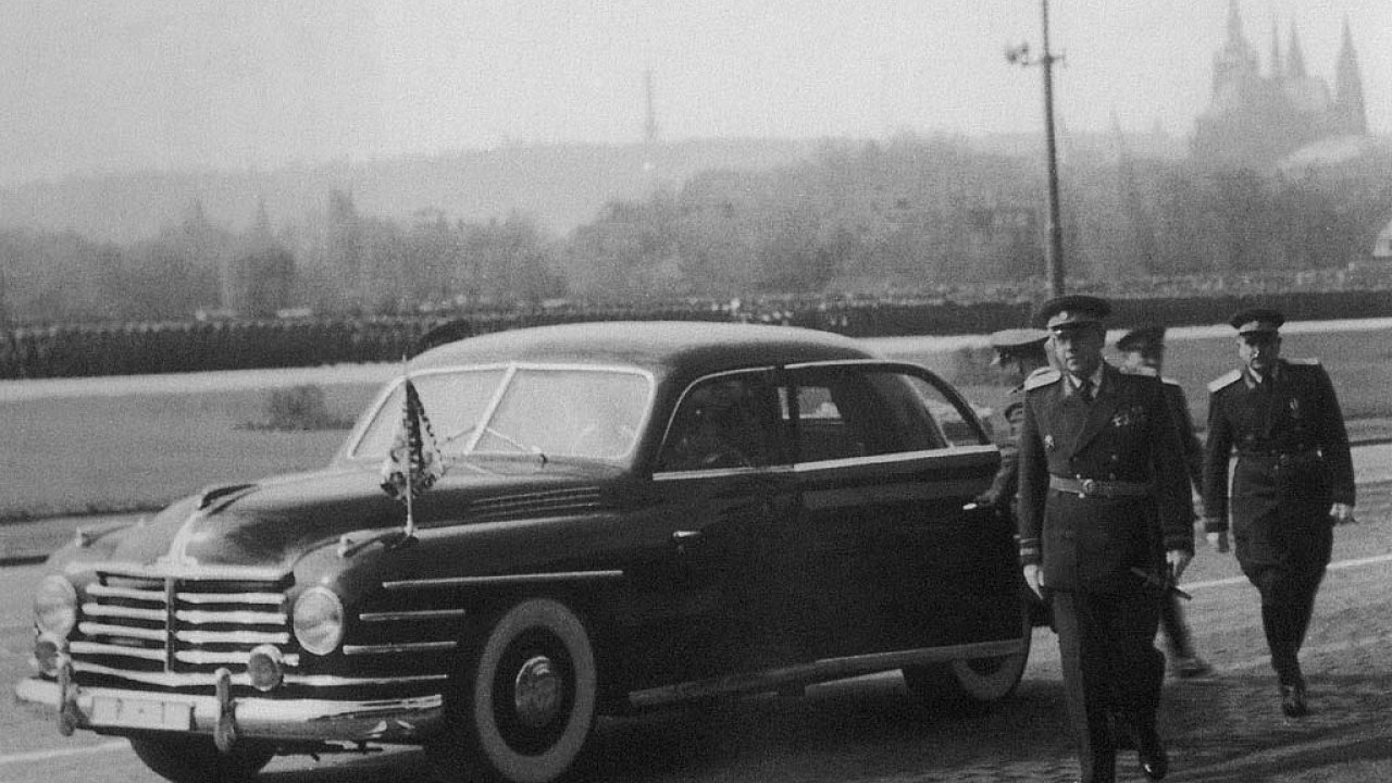 VOS na prask vojensk pehldce v roce 1954