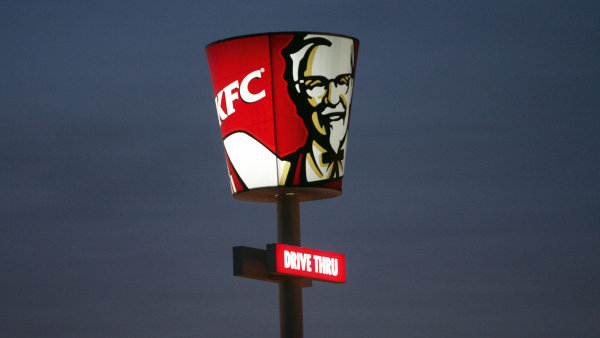 Řetězec s rychlým občerstvením KFC začal doručovat jídlo ze svých restaurací po Praze a Plzni i v Brně.