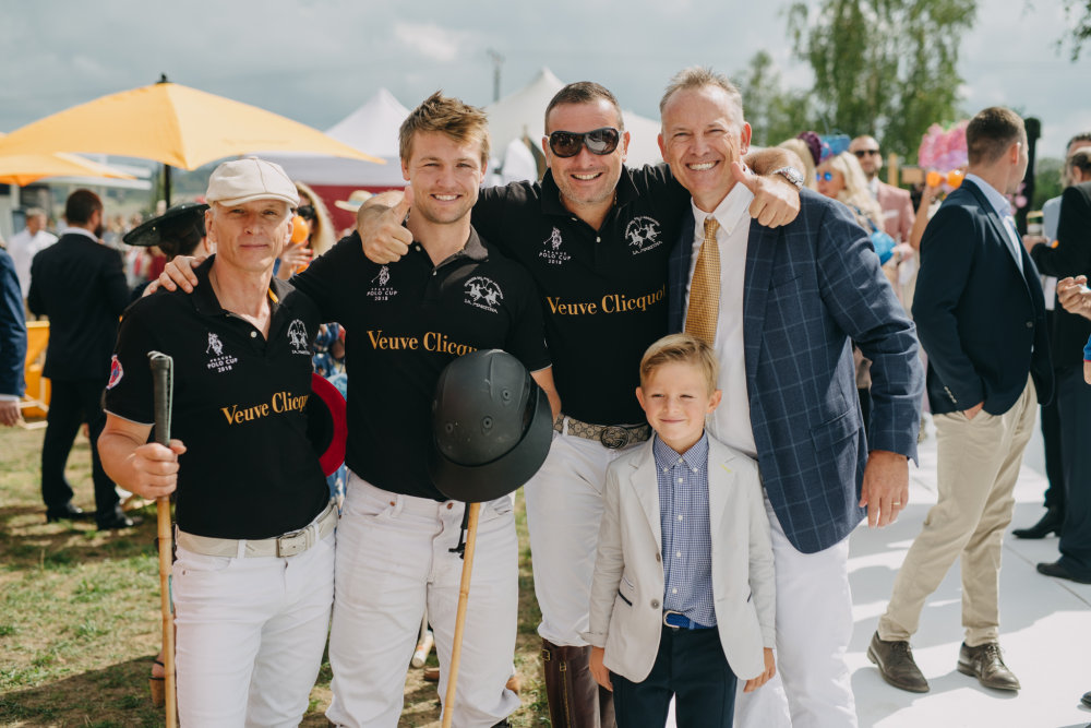 Tym Veuve Clicquot a moderator Prague Polo Cup Dean Bredford autor Mirek Zebrak