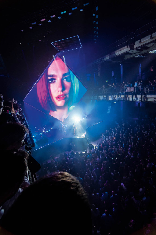 Britská zpěvačka Dua Lipa je velmi populární mezi mladou generací. V roce 2017 navíc získala Brit Awards jako objev a zpěvačka roku.