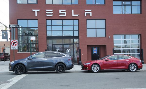 Tesla Model X (vlevo) a Tesla Model S