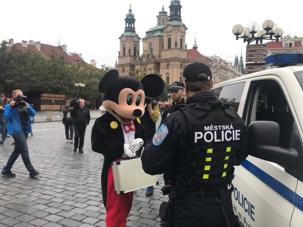 Mickey Mouse dostává pokutu na Staromstském námstí v Praze