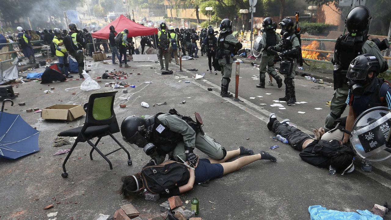 Vyhrané obléhání. Policisté dobyli areál polytechnické univerzity v Hongkongu, kde se ukryli lidé protestující proti místní vládě.