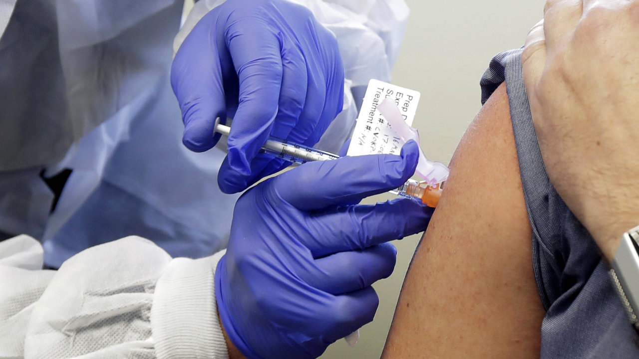 Pacient dostv testovac injekci potenciln vakcny na covid-19 v rmci probhajc studie v americkm Seattlu.