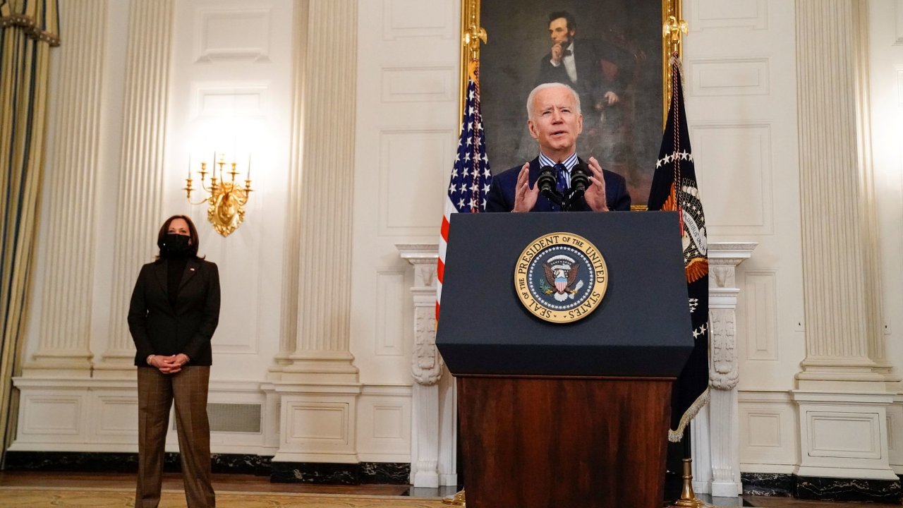 Americký prezident Joe Biden s viceprezidentkou Kamalou Harrisovou nastartovali rychle očkování i ekonomickou obnovu po pandemii.