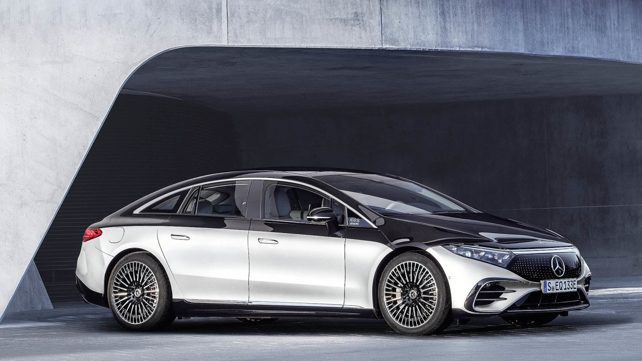 Mercedes-Benz EQS je luxusn sedan tdy S vyvinut na nov elektrick platform EVA. Vrobce udv dojezd na jedno nabit a 770 km a vkon motoru pibliujc se supersportovnm automobilm.