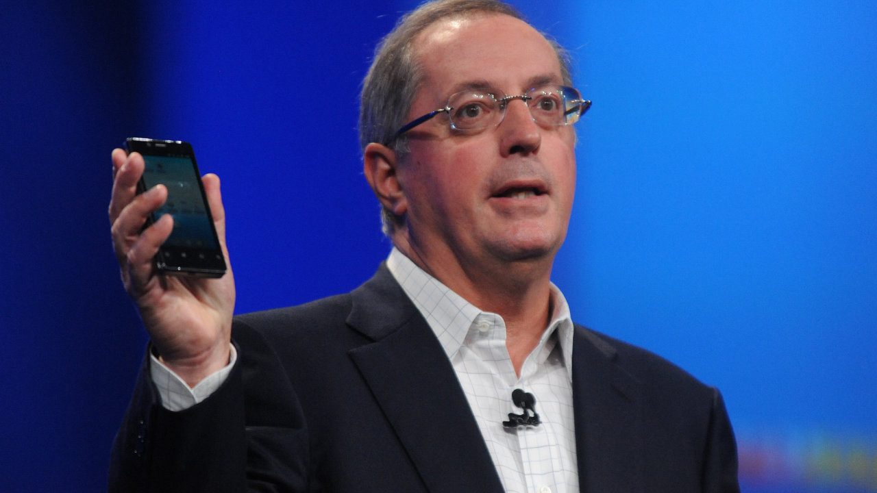 CEO Intelu Paul Otellini ukazuje smartphone s procesorem Atom