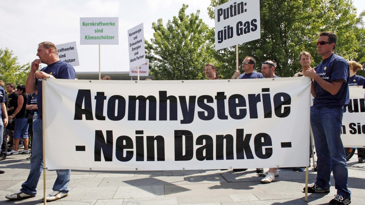 Protestujc Nmci v Berln demonstruj proti schvlen odklonu zem od jadernch zdroj.