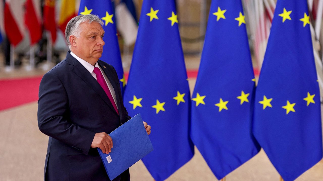 Viktor Orbán na summitu EU, kde podpoøil šestý balík sankcí. Jeho slib vydržel necelé dva dny.
