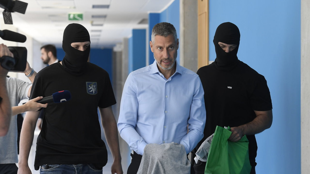 Policisté odvádìjí Michala Redla u soudu, který rozhodoval o vazbì pro obvinìné v kauze korupce v pražském dopravním podniku.