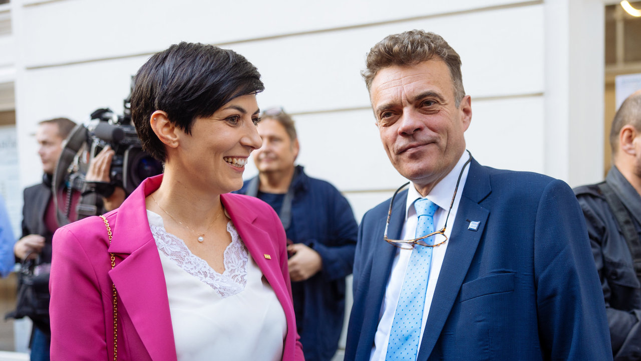 Tomáš Czernin a Markéta Pekarová Adamová ve volebním štábu koalice SPOLU bìhem voleb do komunálních zastupitelství 2022.