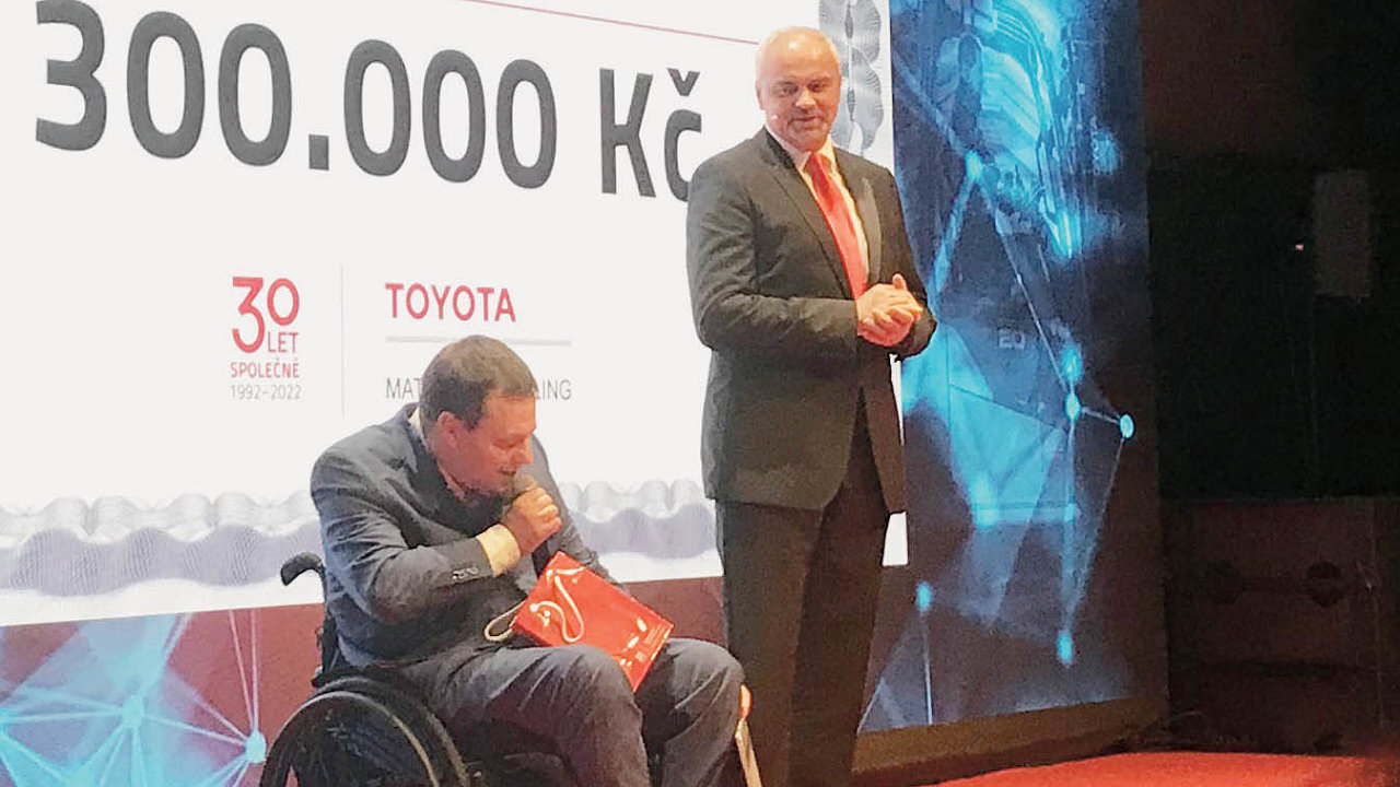 Na snímku jednatel spoleènosti Jaroslav Žlábek (vpravo) pøedává øediteli Centra Paraple Davidu Lukešovi šek na 300 tisíc korun.