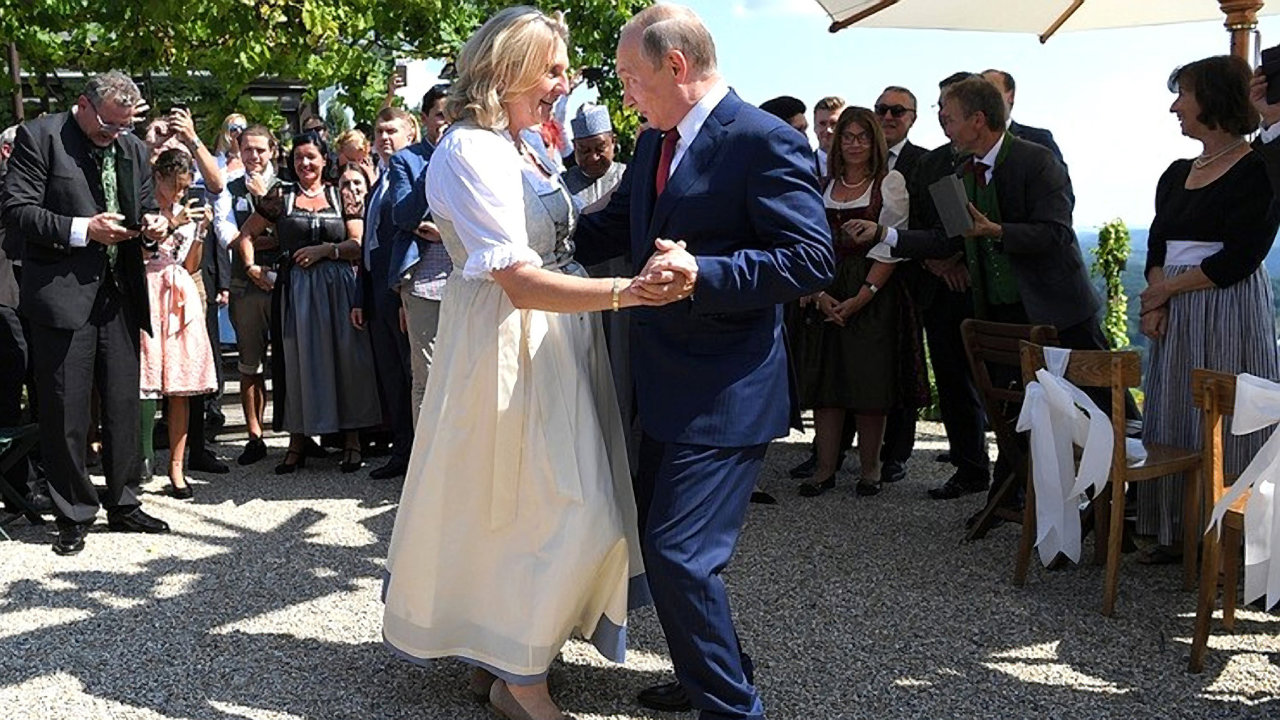 Rakouská exministrynì Karin Kneisslová tanèí s Putinem.