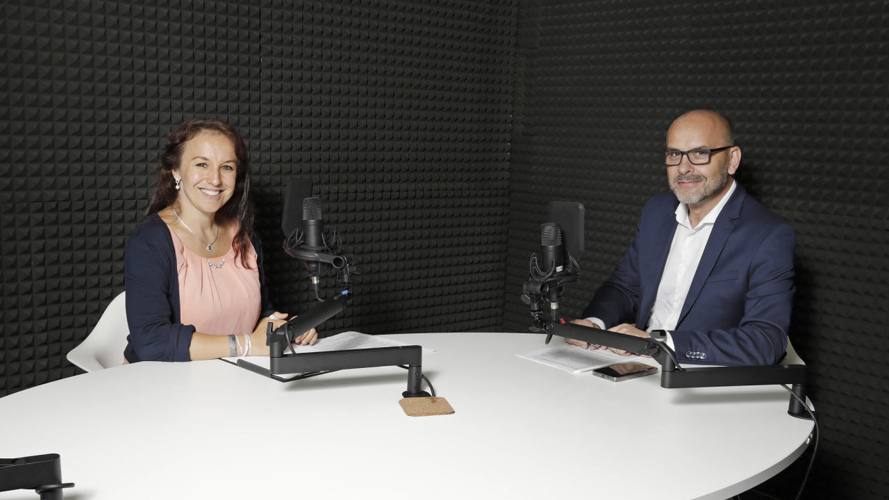 Natáèení podcastu – vlevo Zuzana Keményová, redaktorka HN, vpravo Jozef Lištiak, Green Power Investment