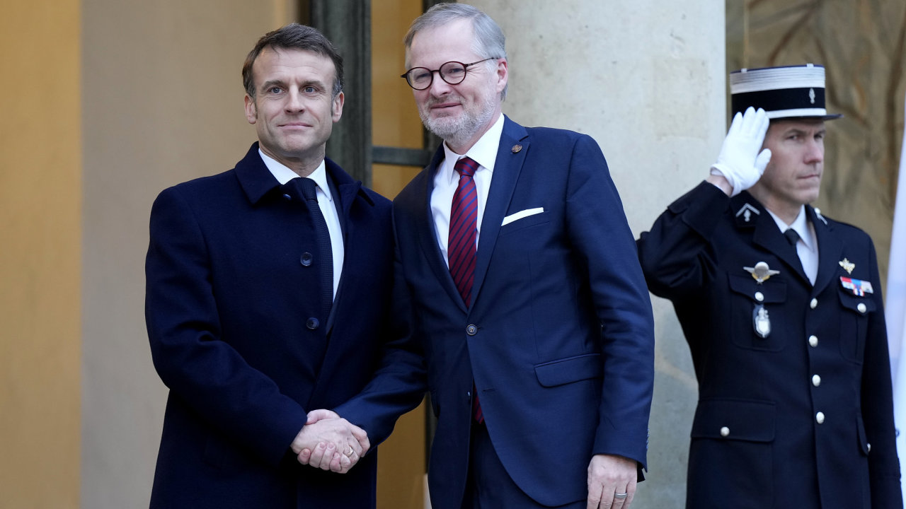 Francouzsk prezident Macron vt eskho premira Fialu na paskm summitu o pomoci Ukrajin.