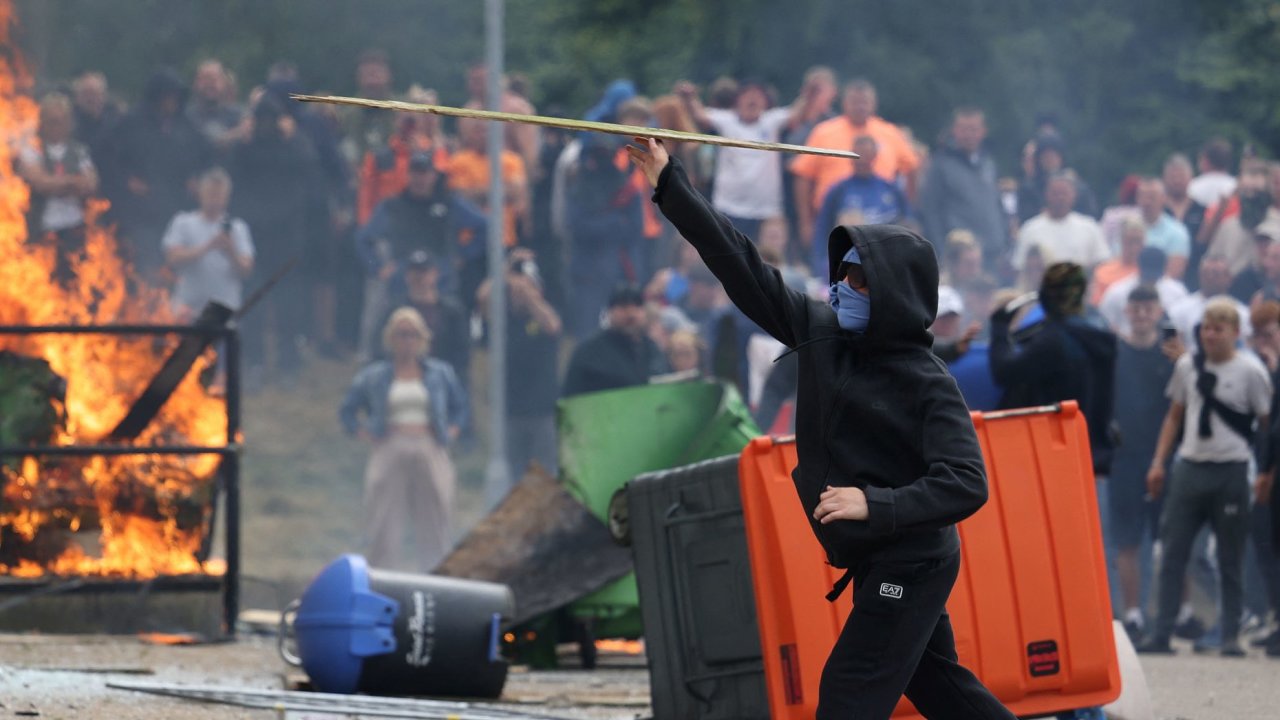 Vtrnosti a protesty i na dalch mstech Britnie vypukly pot, co ped tdnem sedmnctilet mladk vyzbrojen noem v tanen kole v Southportu zabil ti dvky a dalch deset lid zranil.