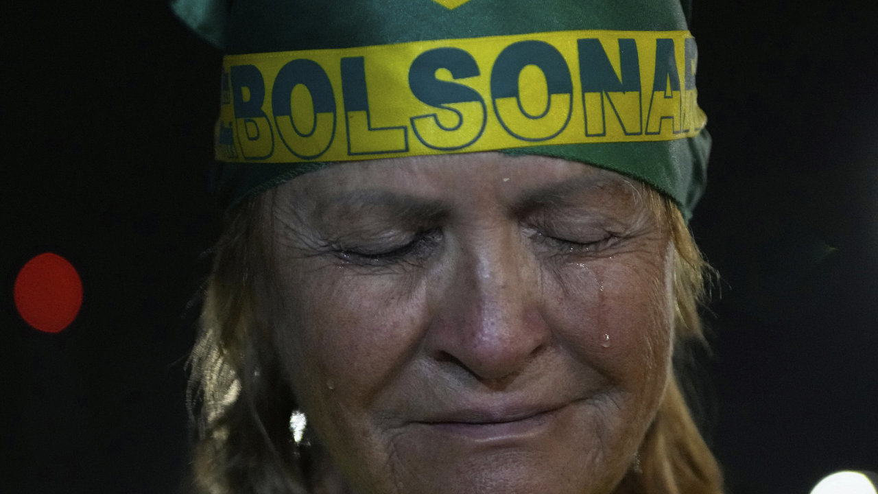 Pznivkyn Jaira Bolsonara ple bhem vigilie na jeho podporu pobl jeho domu ve mst Braslia.