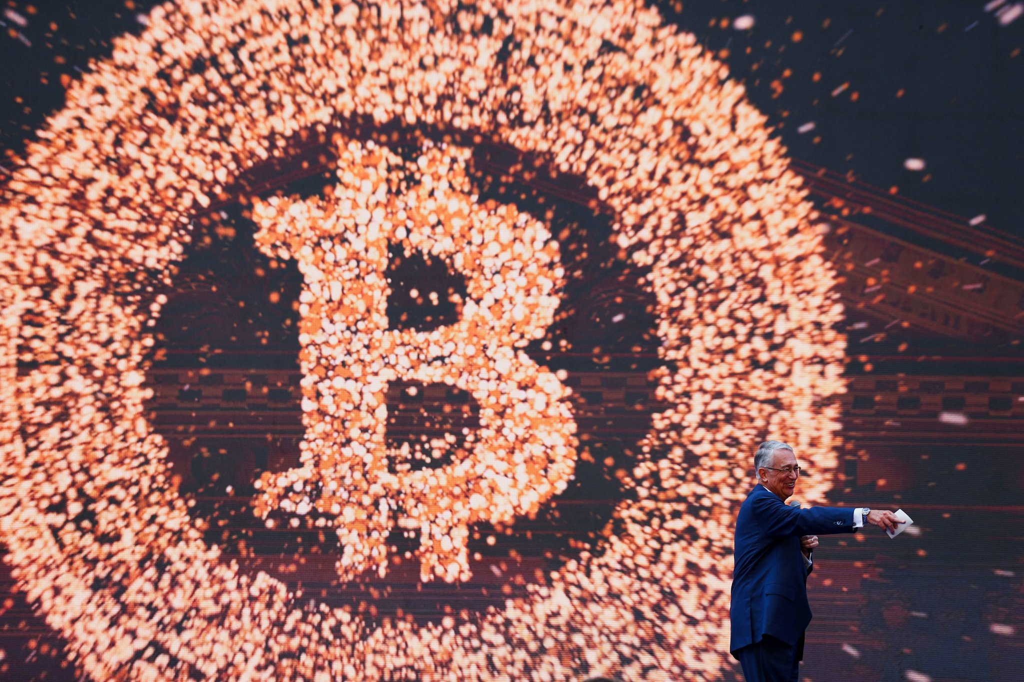 Bitcoin pokračuje v poklesu, cena sestoupila pod 90 tisíc dolarů. Důvěra  může erodovat pozoruhodnou rychlostí, míní expert | Hospodářské noviny  (HN.cz)