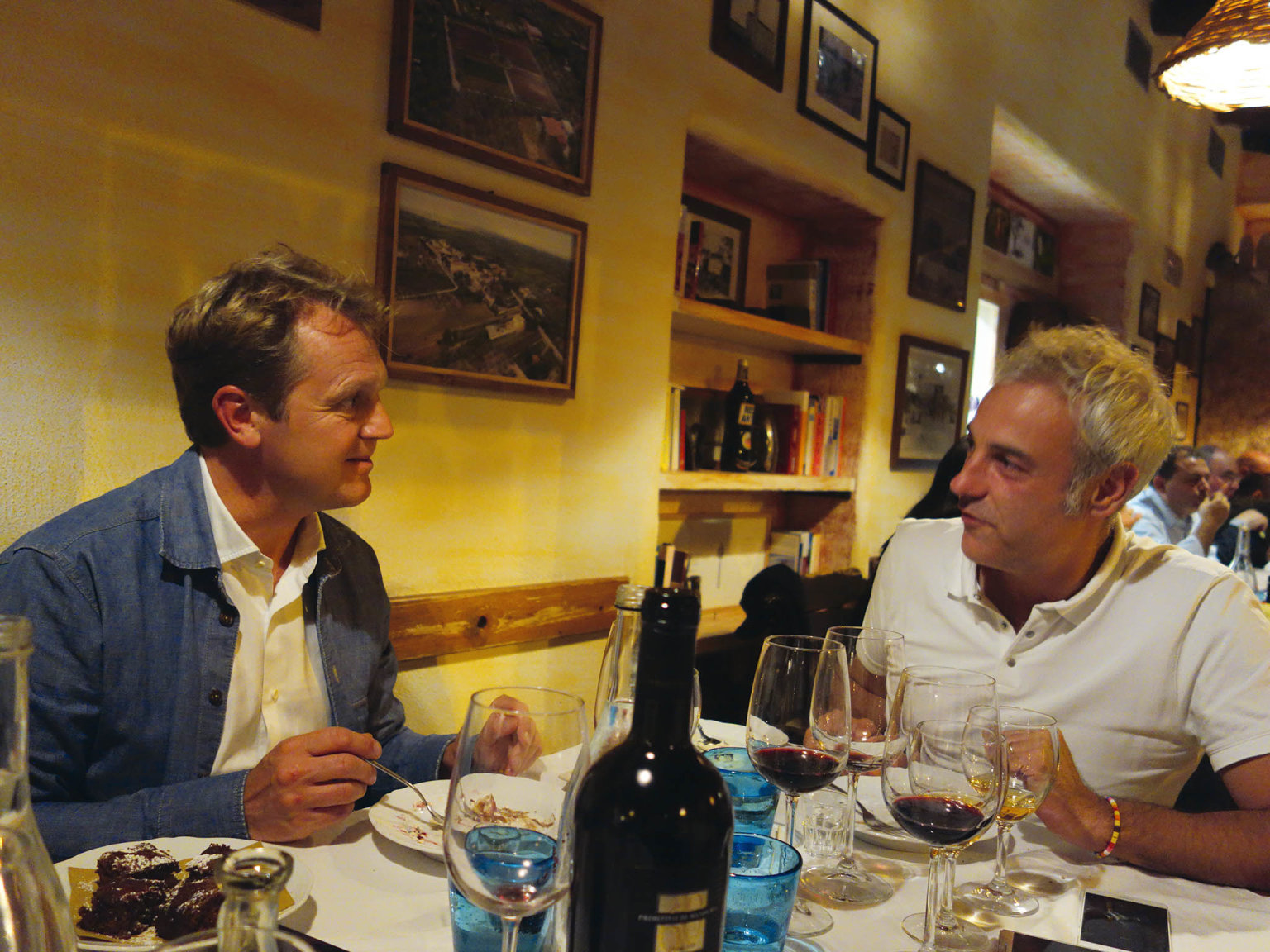 Ji�� Jel�nek (na&nbsp;fotce vlevo) s&nbsp;Andreou Fratepietrem, farm��em z&nbsp;Apulie, kter� mu dod�v� olivov� olej, obrovsk� olivy Bella di Cerignola nebo arty�oky.